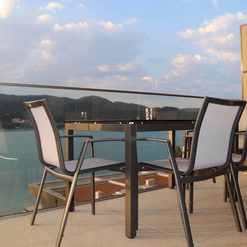 Balkon mit Esstisch Seeblick