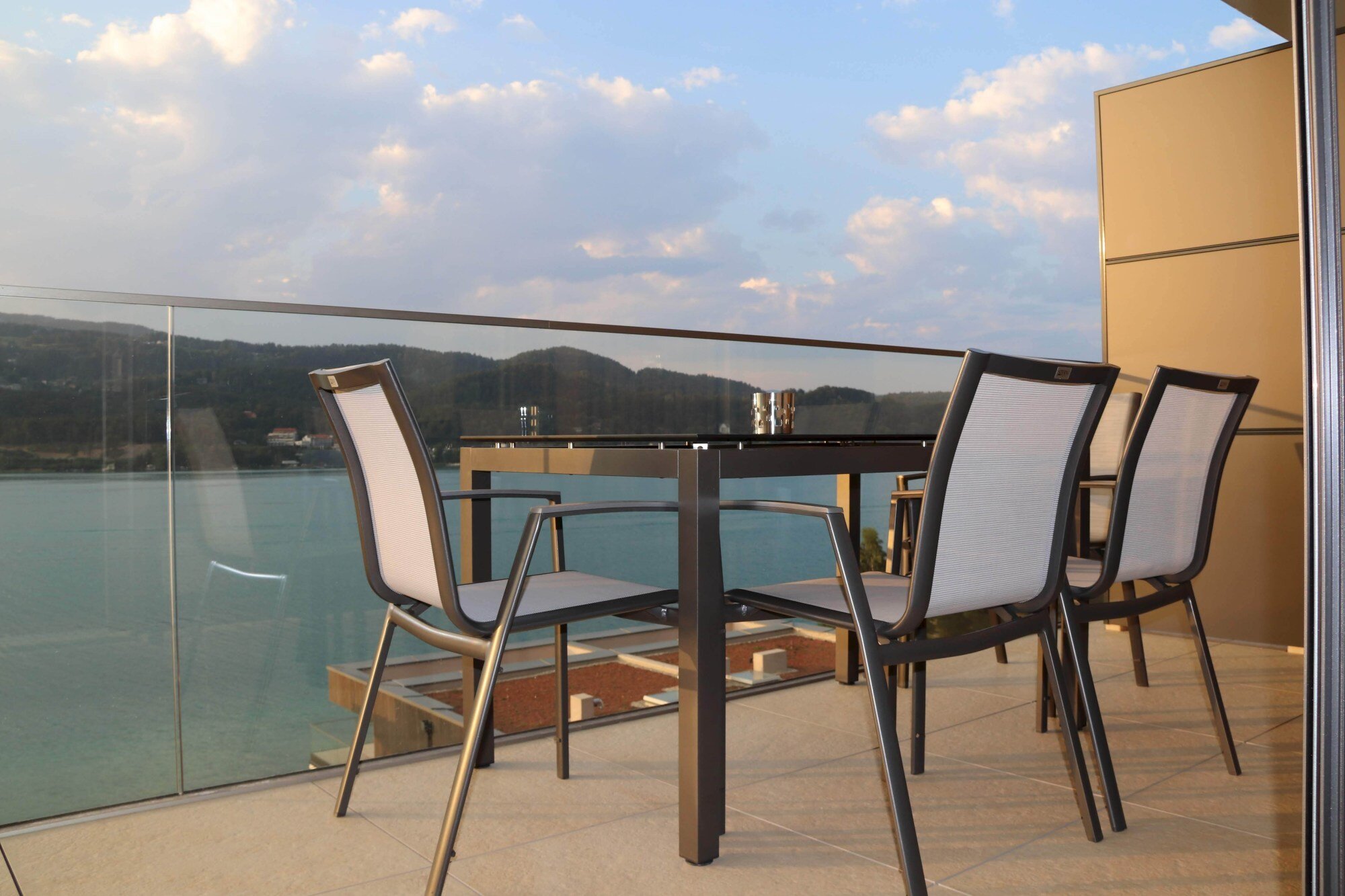 Balkon mit Esstisch Seeblick