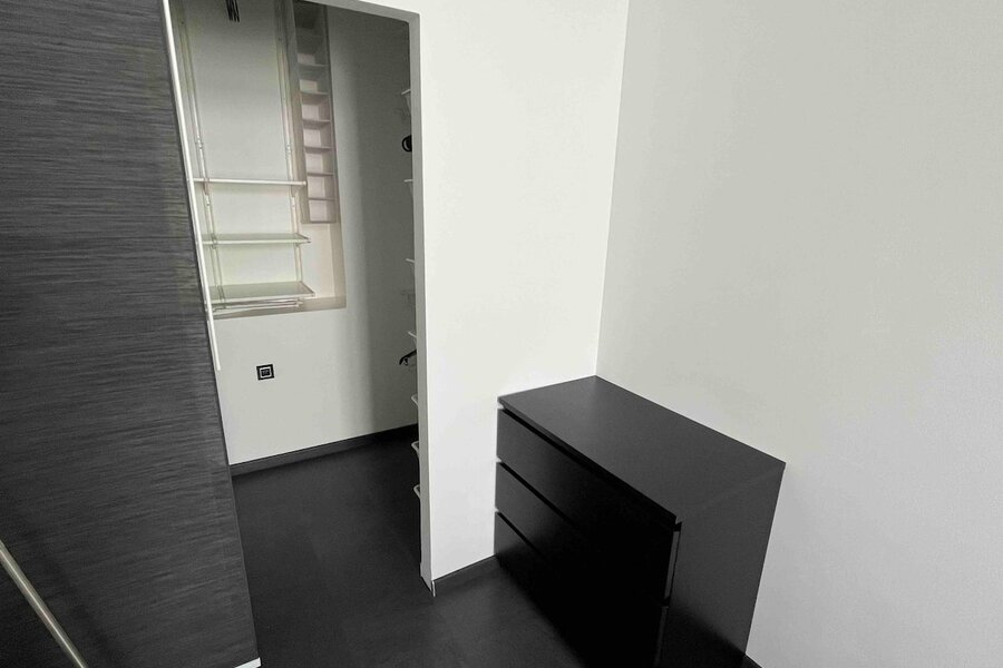 Begehbarer Kleiderschrank in Schlafzimmer 1