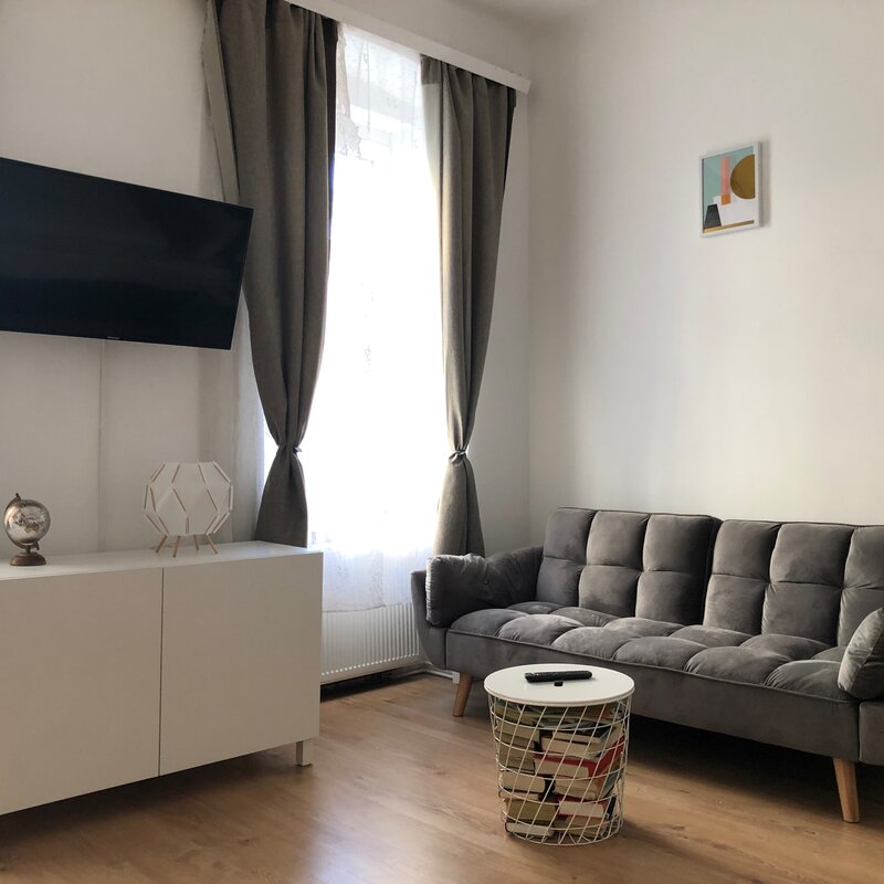 Helles Wohnzimmer mit Sofa & TV: 2-Zimmer Wohnung zur Kurzzeitmiete, Wohnen auf Zeit für 1 bis 6 Monate in Wien