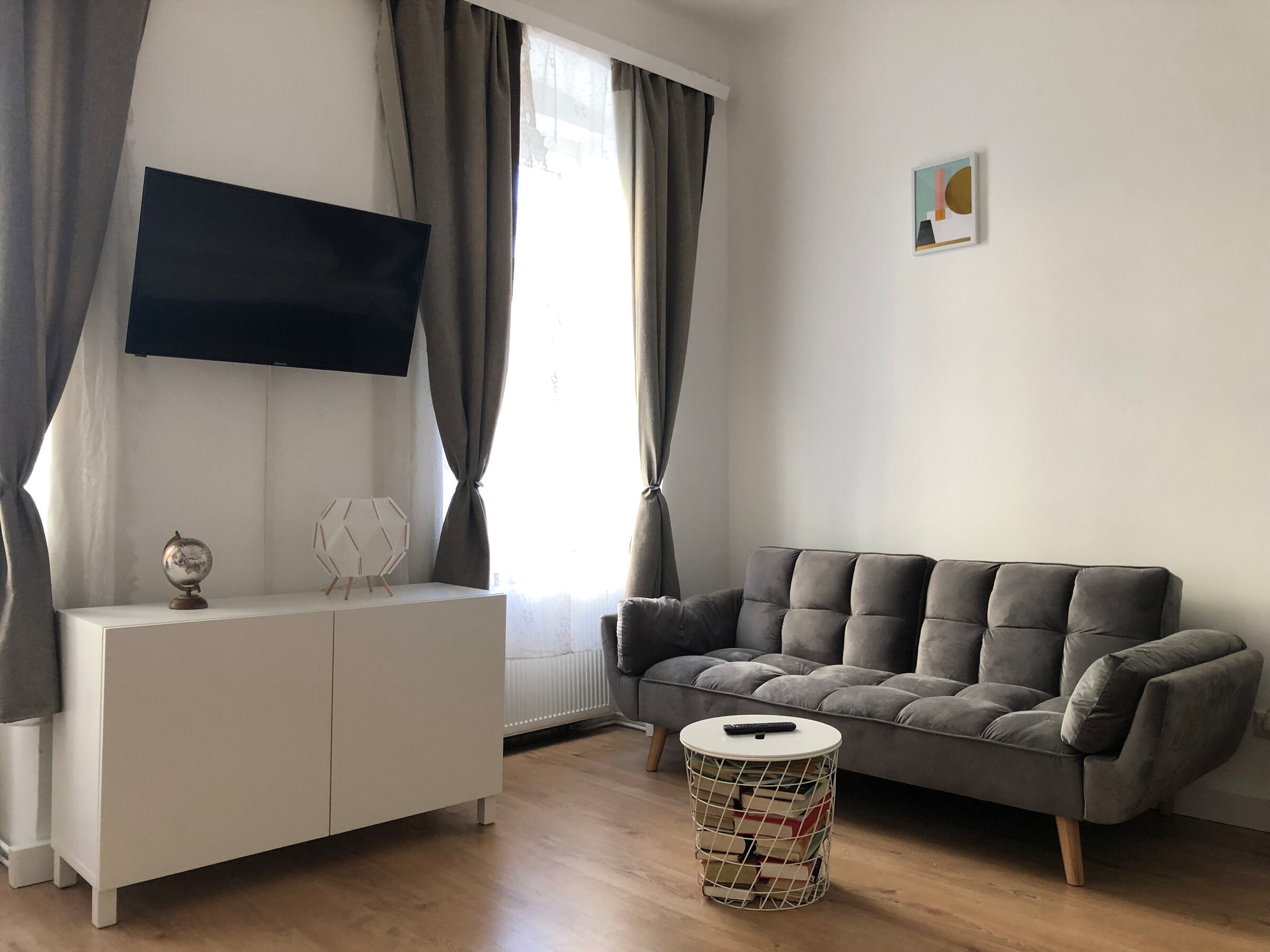 Helles Wohnzimmer mit Sofa & TV: 2-Zimmer Wohnung zur Kurzzeitmiete, Wohnen auf Zeit für 1 bis 6 Monate in Wien