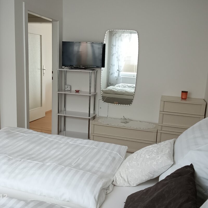 Schlafzimmer mit Fernseher 