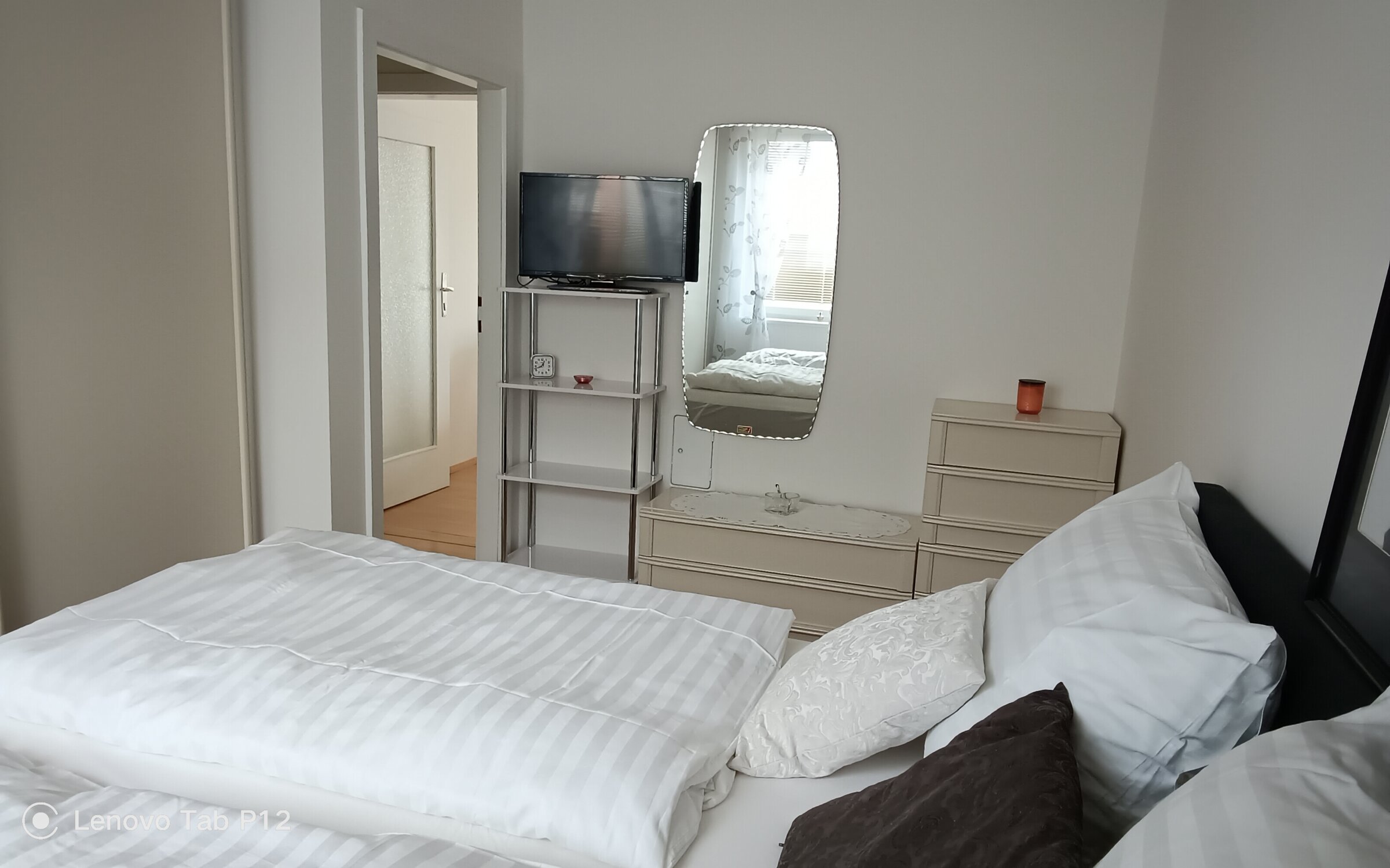 Schlafzimmer mit Fernseher 
