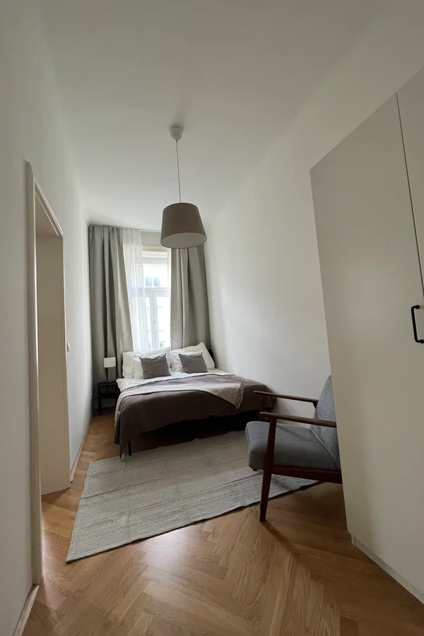 Schlafzimmer mit Queensize bed (160x200)