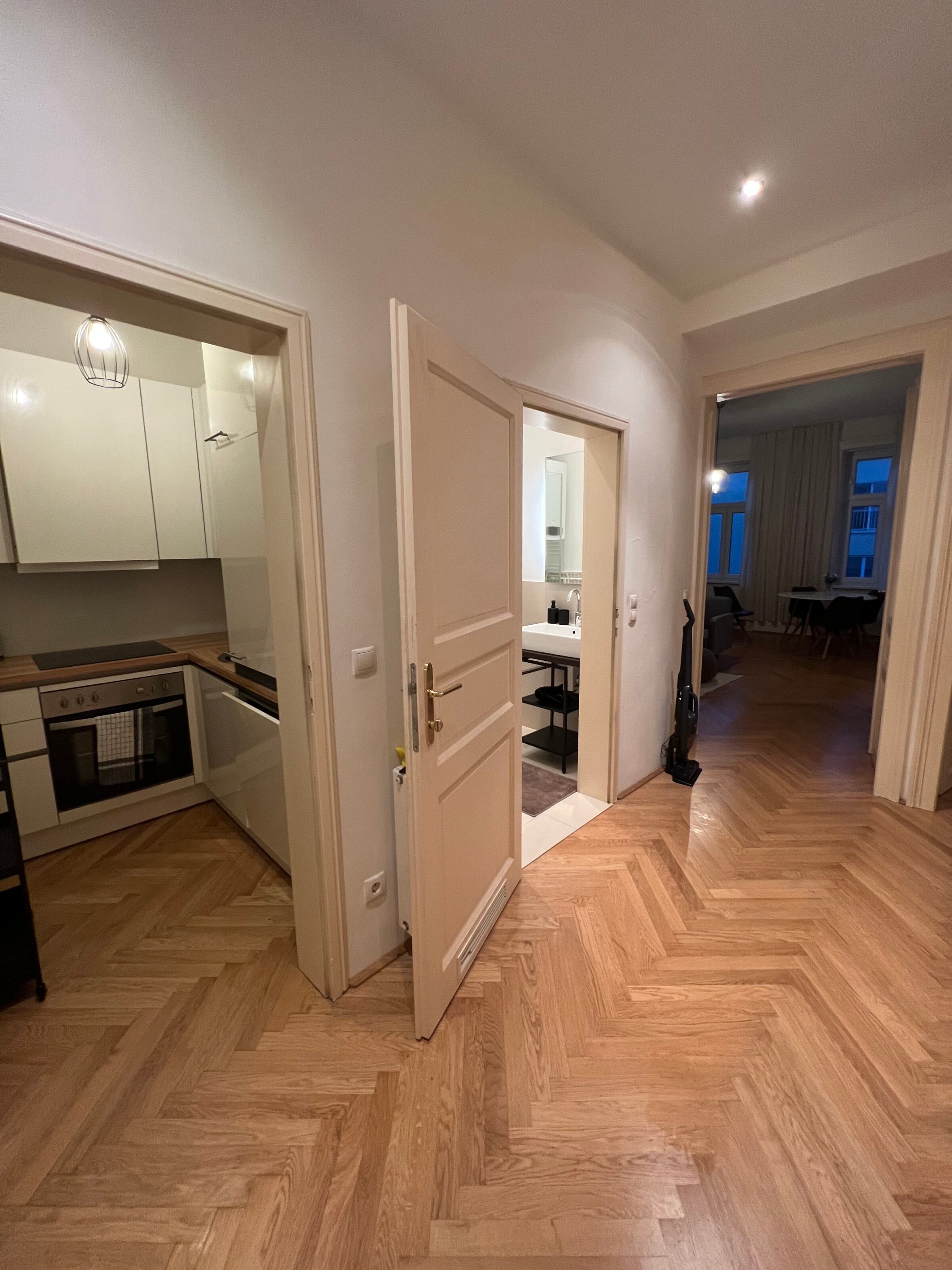 Entrance hall with view of kitchen, bathroom and living room