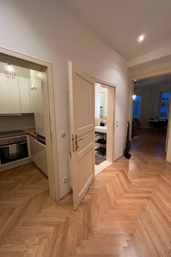 Entrance hall with view of kitchen, bathroom and living room
