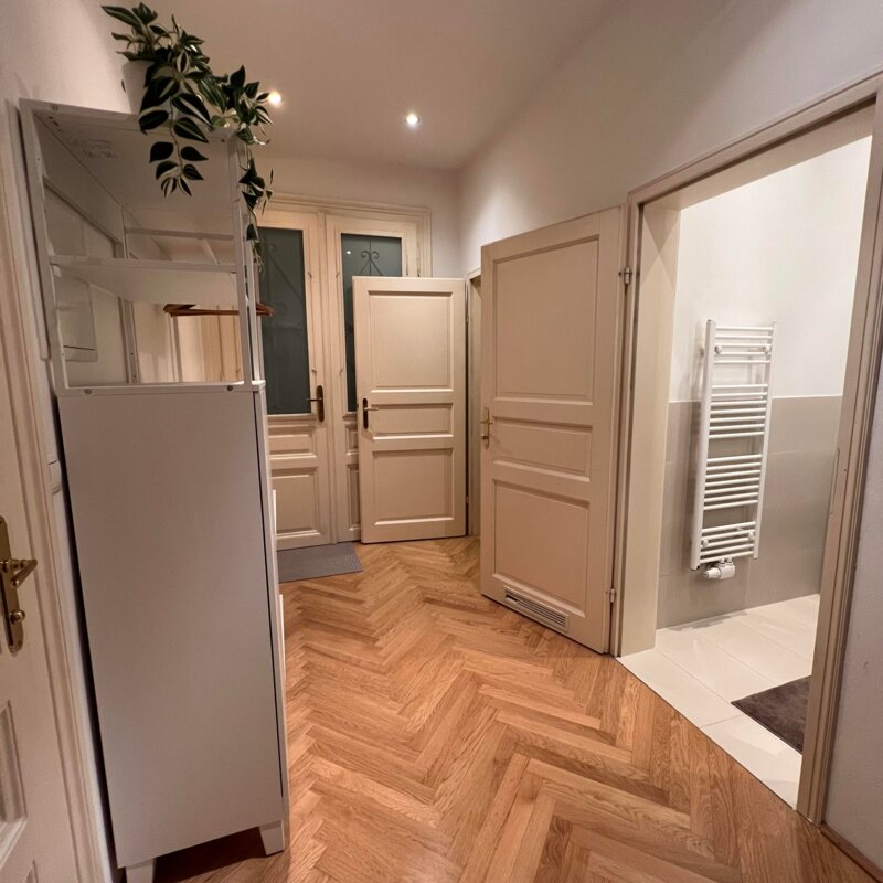 Entrance hall with view of the front door