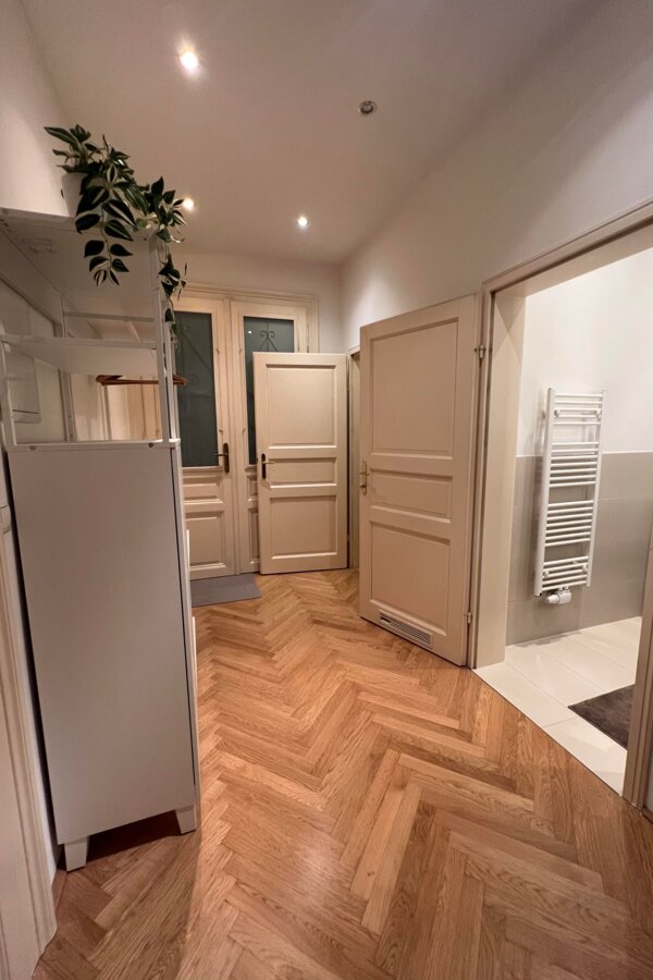 Entrance hall with view of the front door