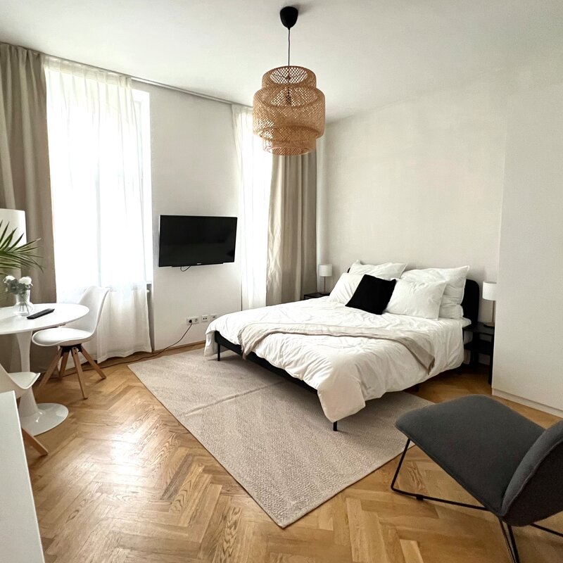 Bright bedroom with double bed & parquet – 1-room apartment, short-term rental, temporary housing for 1 to 6 months, Vienna
