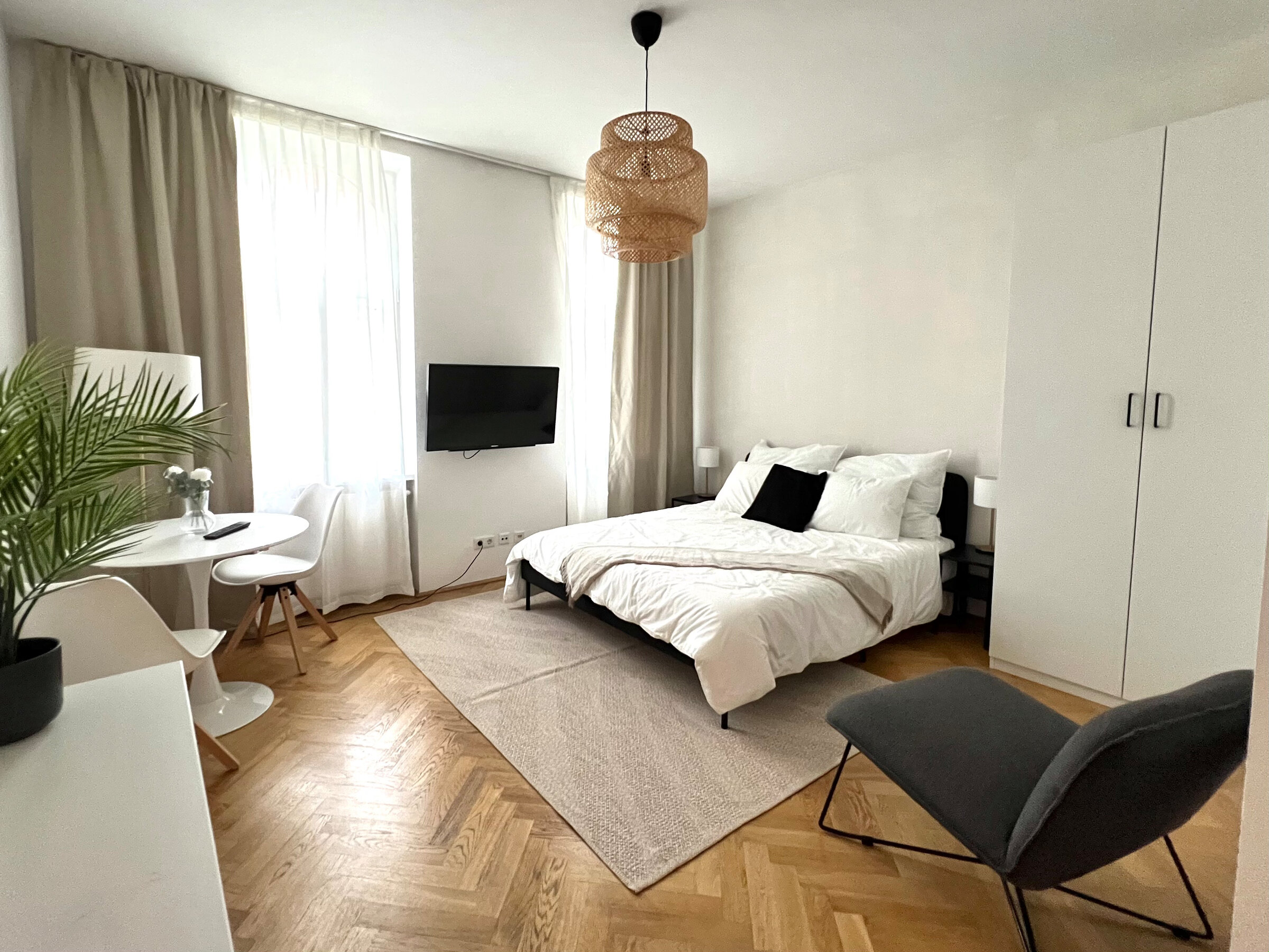Bright bedroom with double bed & parquet – 1-room apartment, short-term rental, temporary housing for 1 to 6 months, Vienna
