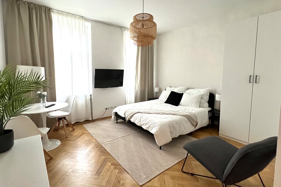 Bright bedroom with double bed & parquet – 1-room apartment, short-term rental, temporary housing for 1 to 6 months, Vienna