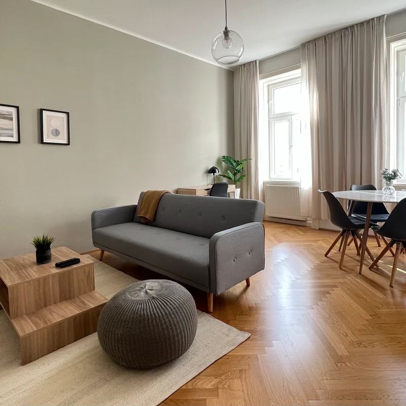 Wohn- und Esszimmer mit Blick auf die ruhige Straße