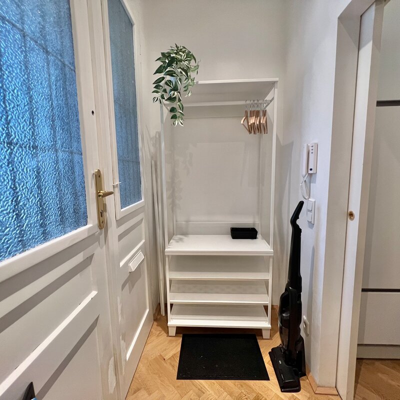 Daylight-flooded entrance hall with checkroom, mirror and shoe rack