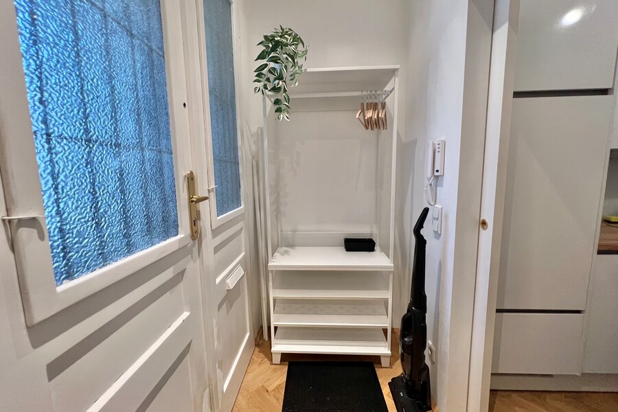 Daylight-flooded entrance hall with checkroom, mirror and shoe rack