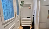 Tageslicht durchfluteter Vorraum mit Garderobe, Spiegel und Schuhablage