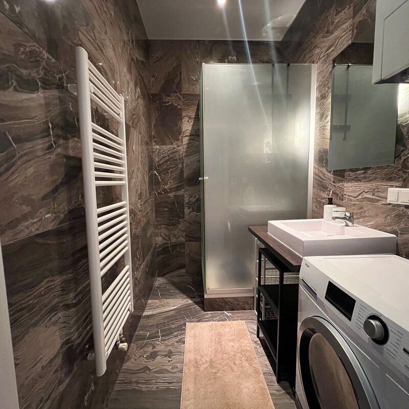 Bathroom with underfloor heating, rain shower and washing machine