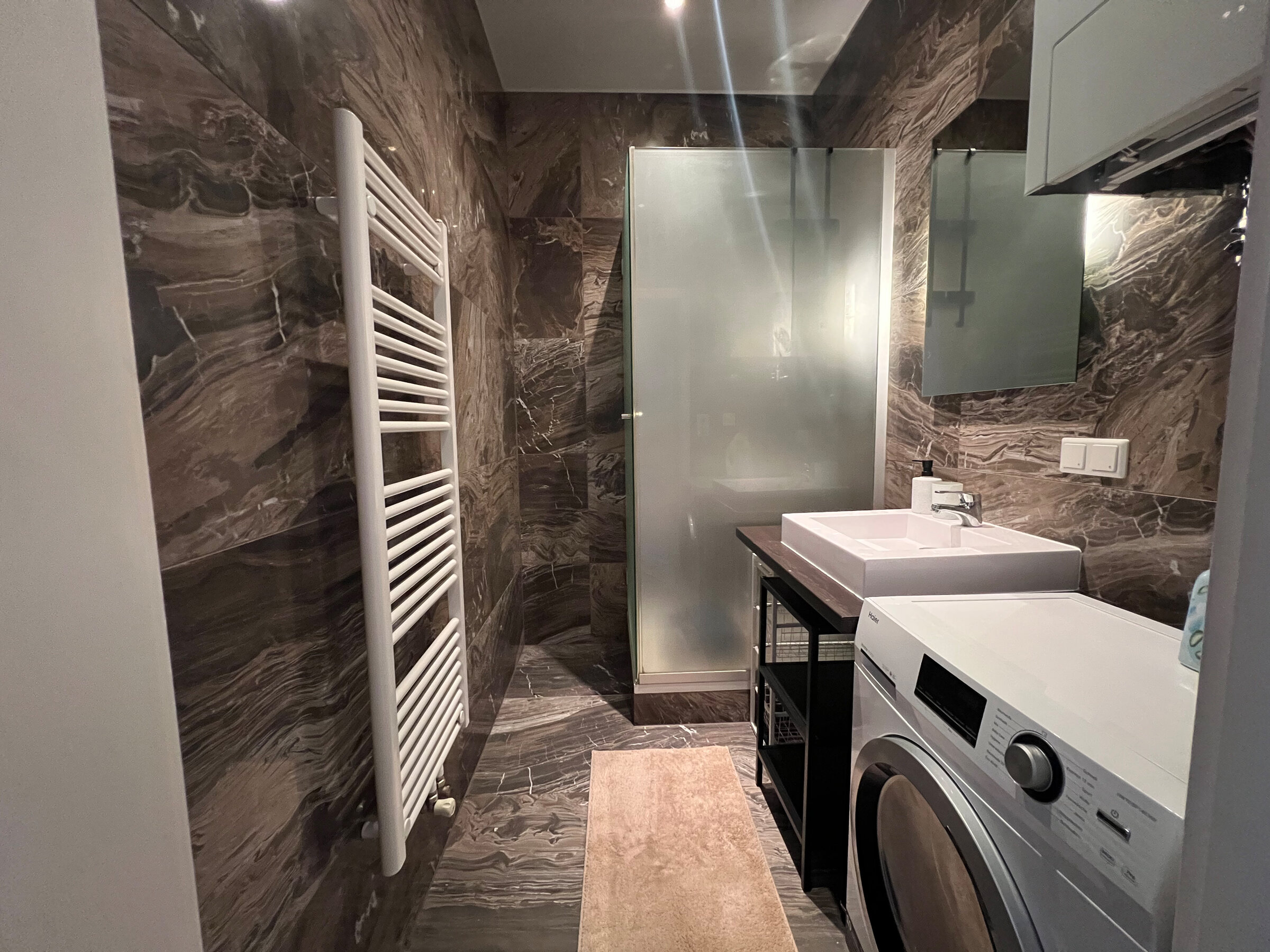 Bathroom with underfloor heating, rain shower and washing machine