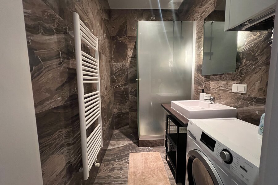 Bathroom with underfloor heating, rain shower and washing machine