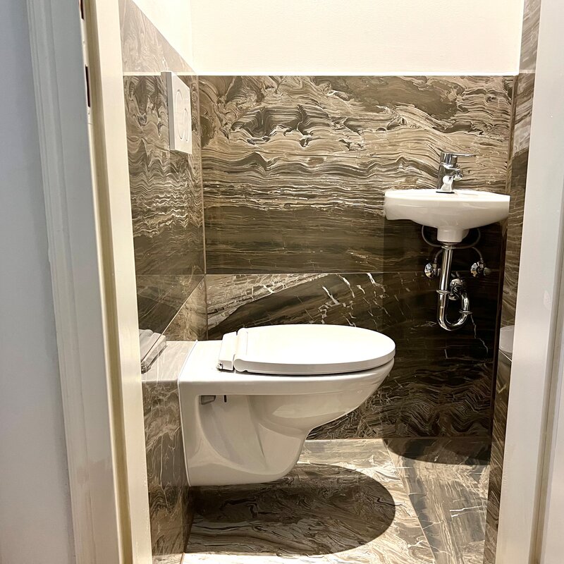 Separate toilet (accessible from the entrance hall)