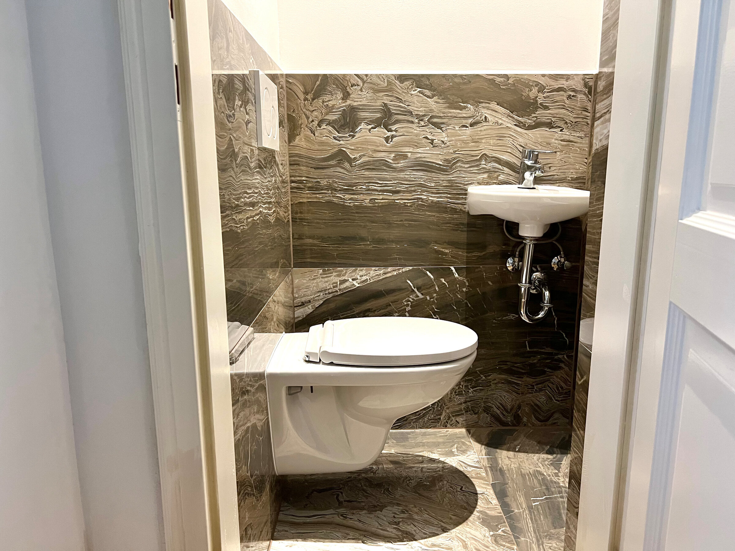 Separate toilet (accessible from the entrance hall)