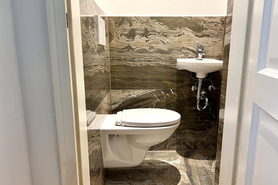 Separate toilet (accessible from the entrance hall)