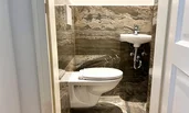 Separate Toilette (vom Vorraum begehbar)