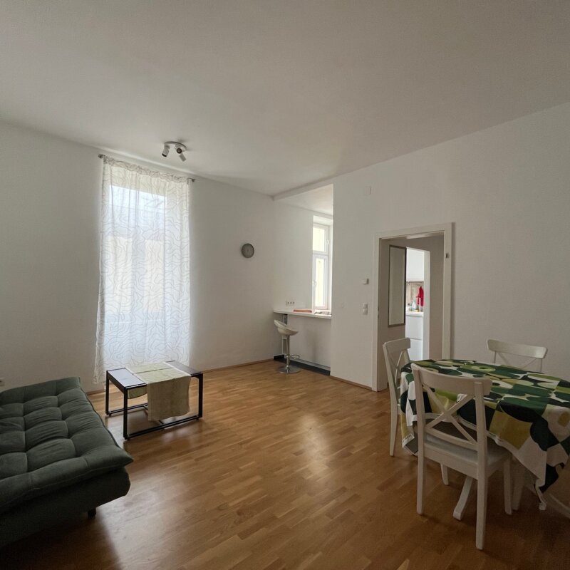 Bright living room with dining table & sofa – 3-room apartment, short-term rental, temporary housing 1 to 6 months, Vienna