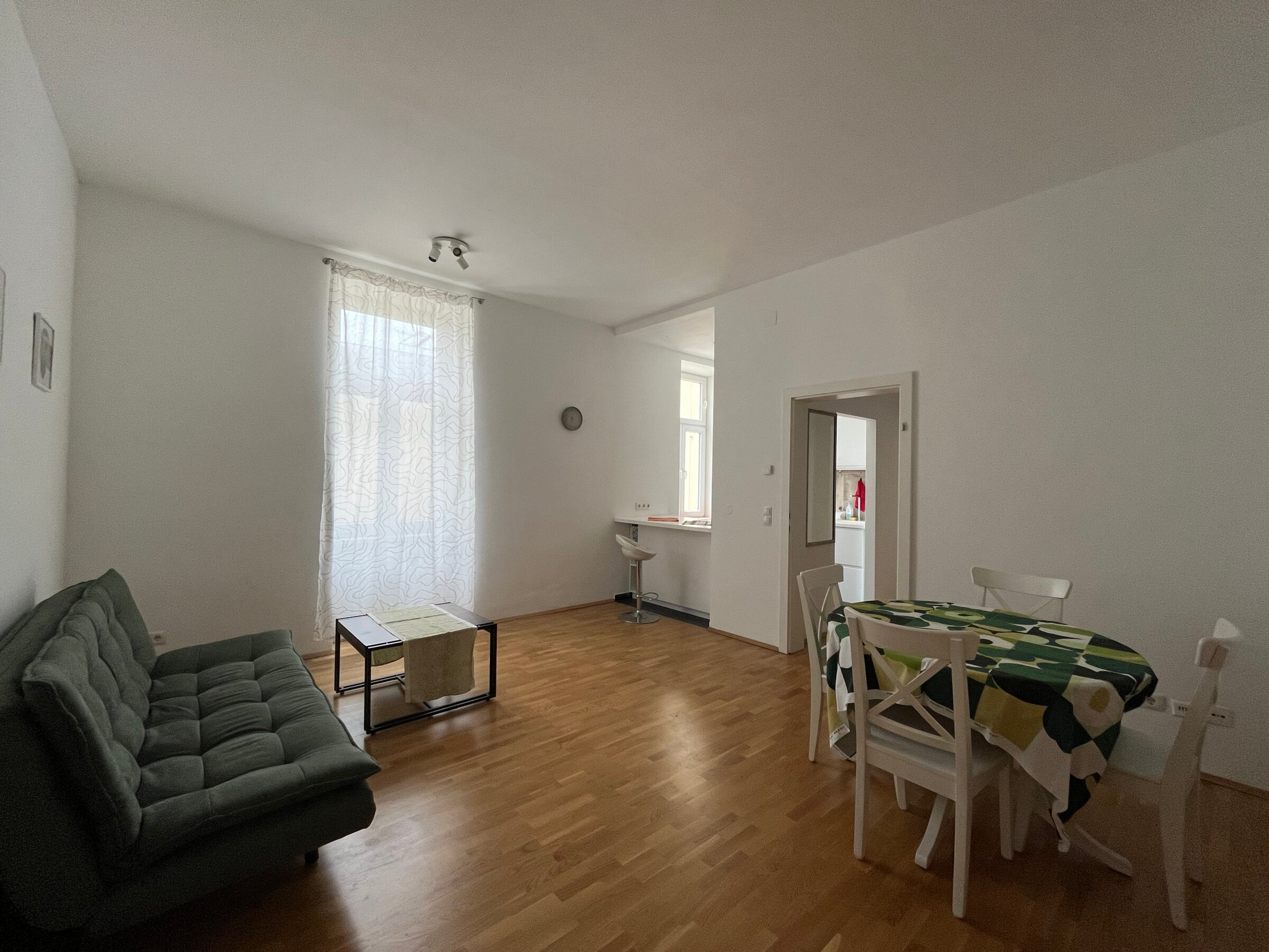 Bright living room with dining table & sofa – 3-room apartment, short-term rental, temporary housing 1 to 6 months, Vienna