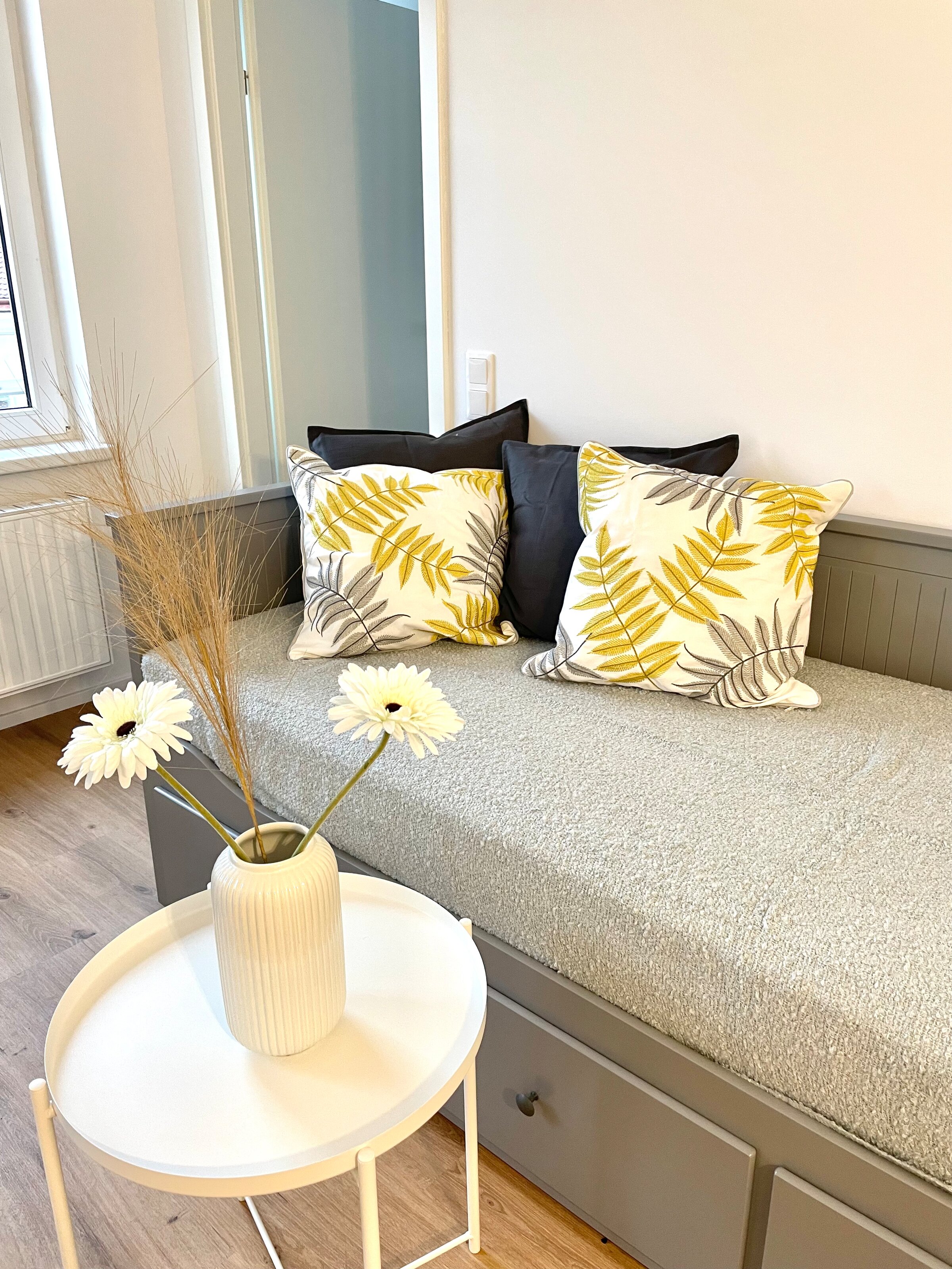 Sofa/day bed (possibility as a double bed)