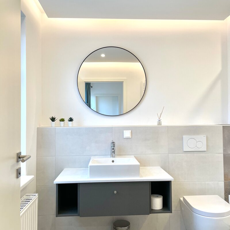 bathroom with toilette, shower and washing machine