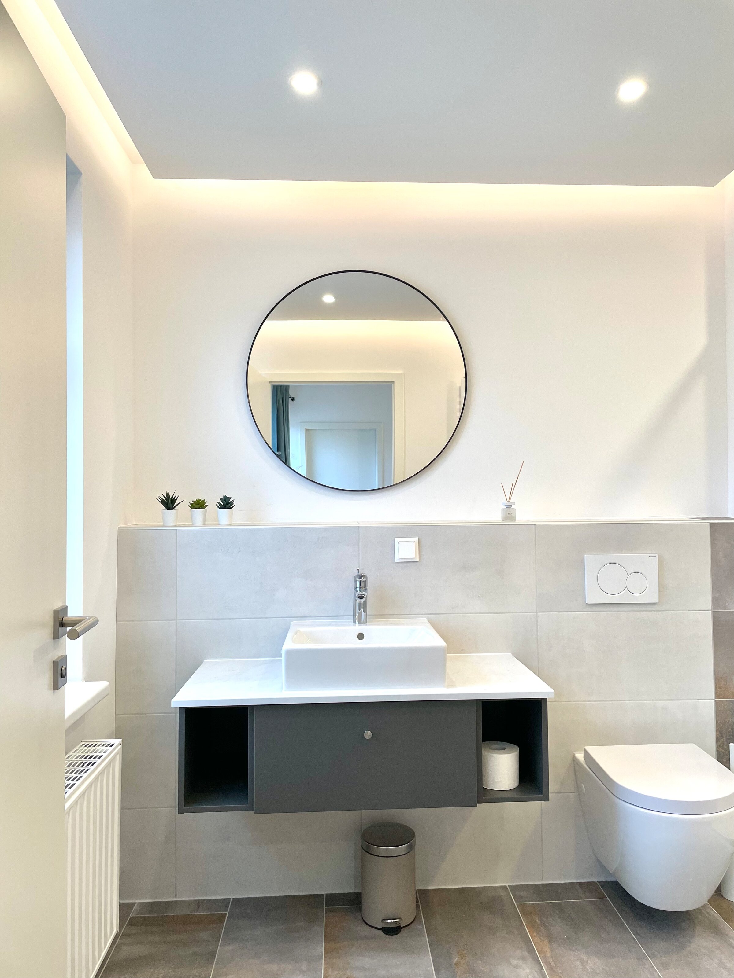 bathroom with toilette, shower and washing machine