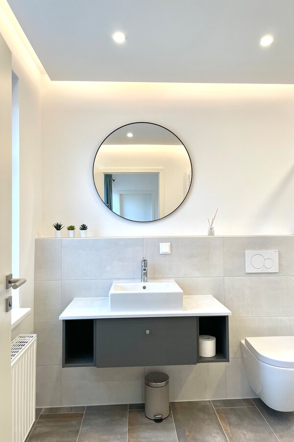 bathroom with toilette, shower and washing machine