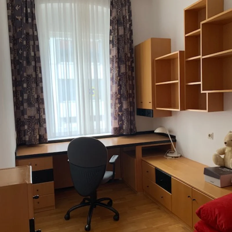 Büro und Kinderzimmer