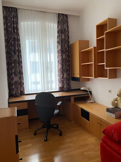 Büro und Kinderzimmer