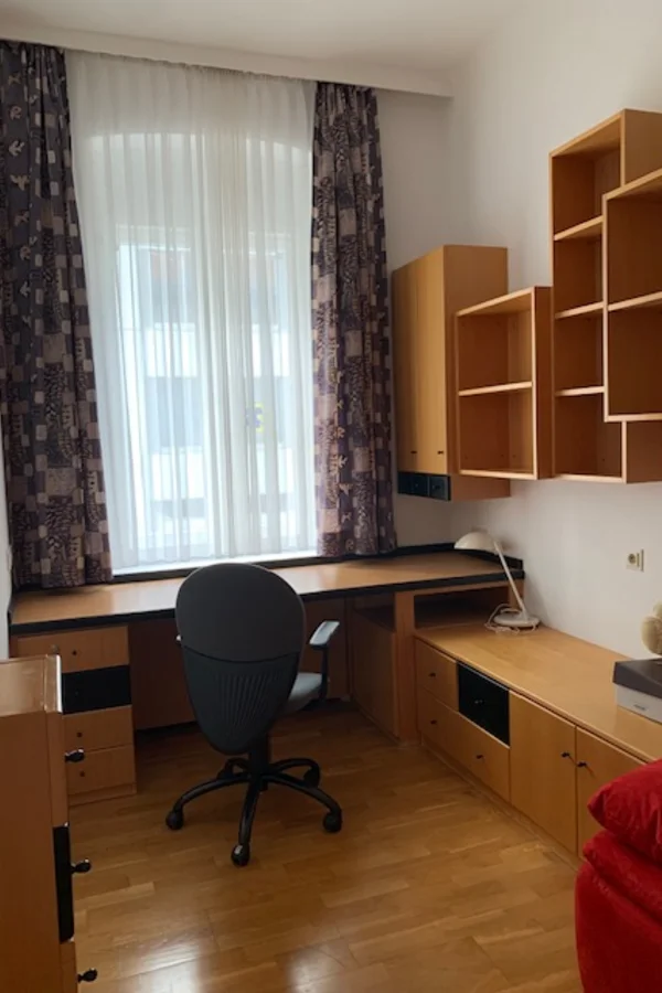 Büro und Kinderzimmer