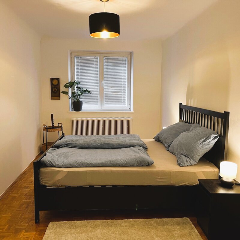 Wohnzimmer mit Schreibtisch und Sofa