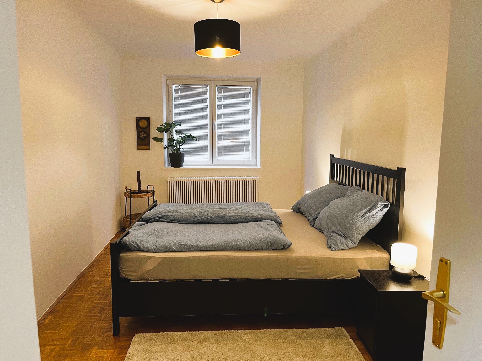 Wohnzimmer mit Schreibtisch und Sofa