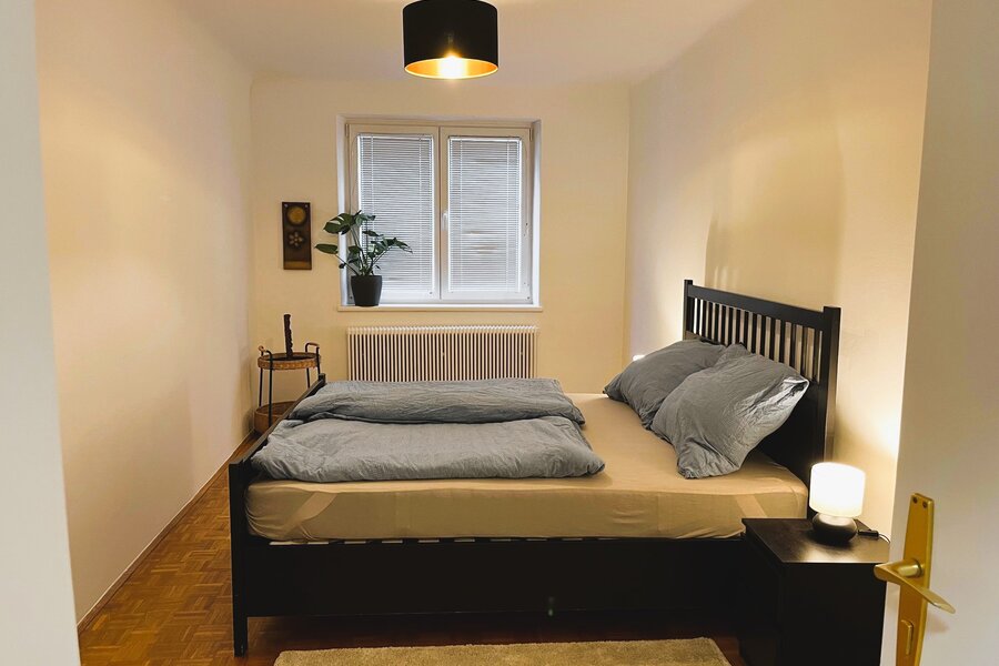 Wohnzimmer mit Schreibtisch und Sofa