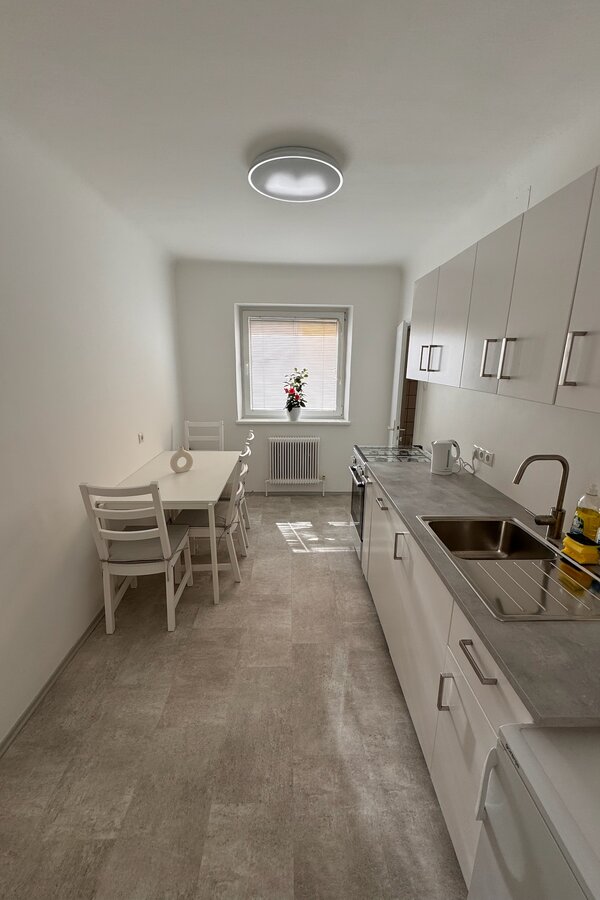 Küche mit Esstisch
