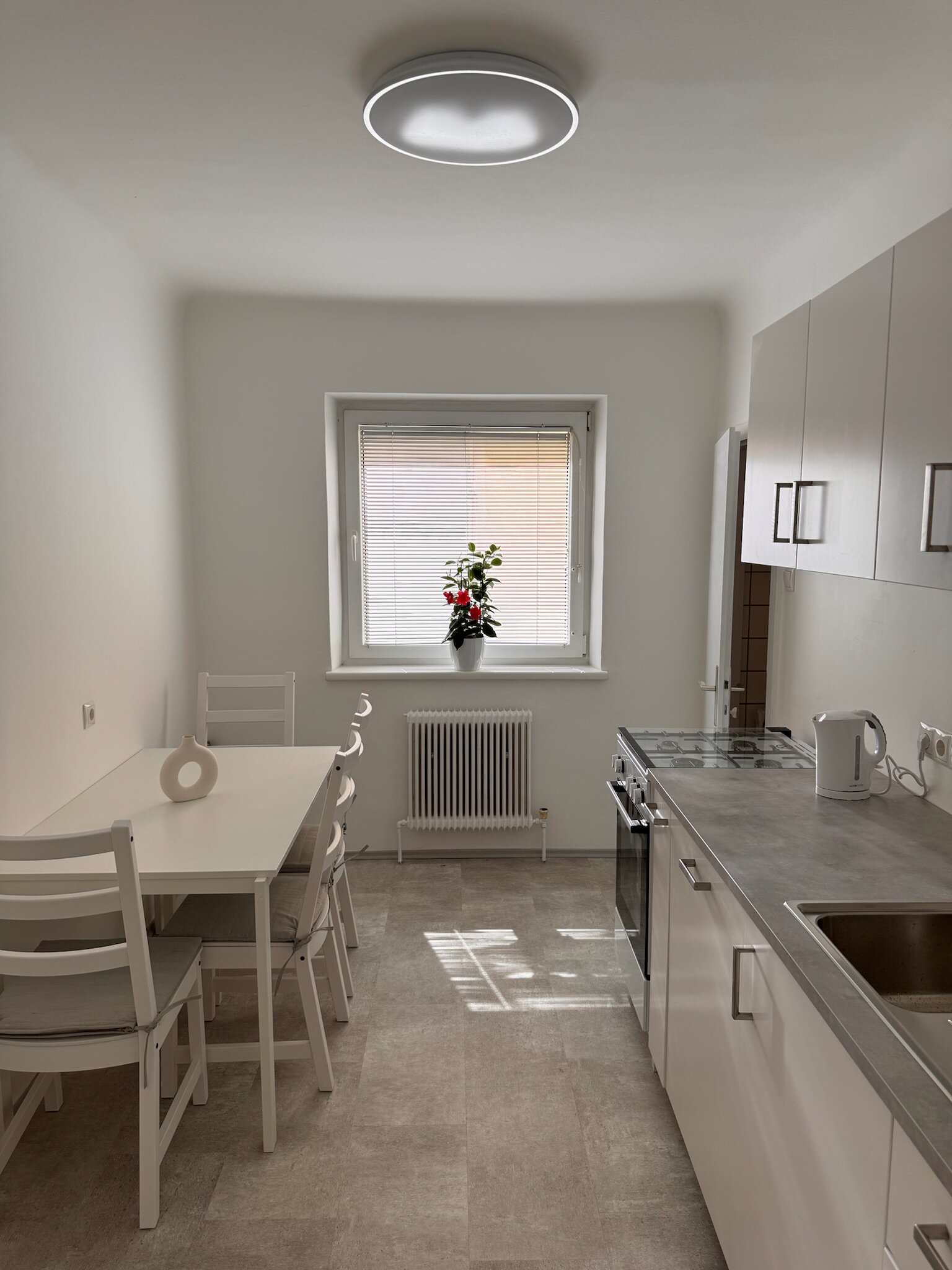 Küchenansicht mit Esszimmertisch