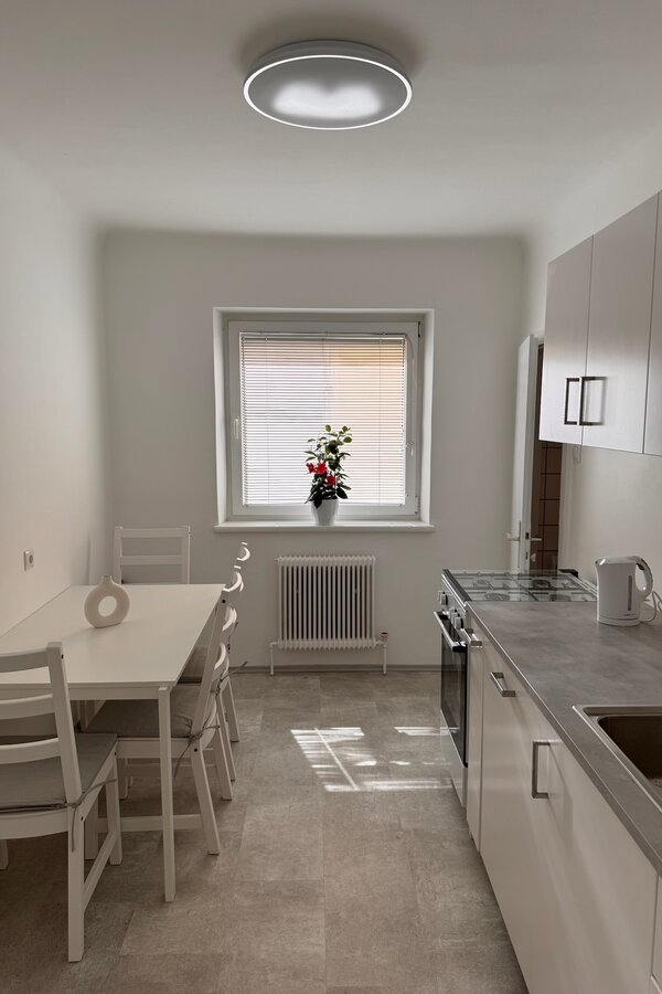 Küchenansicht mit Esszimmertisch