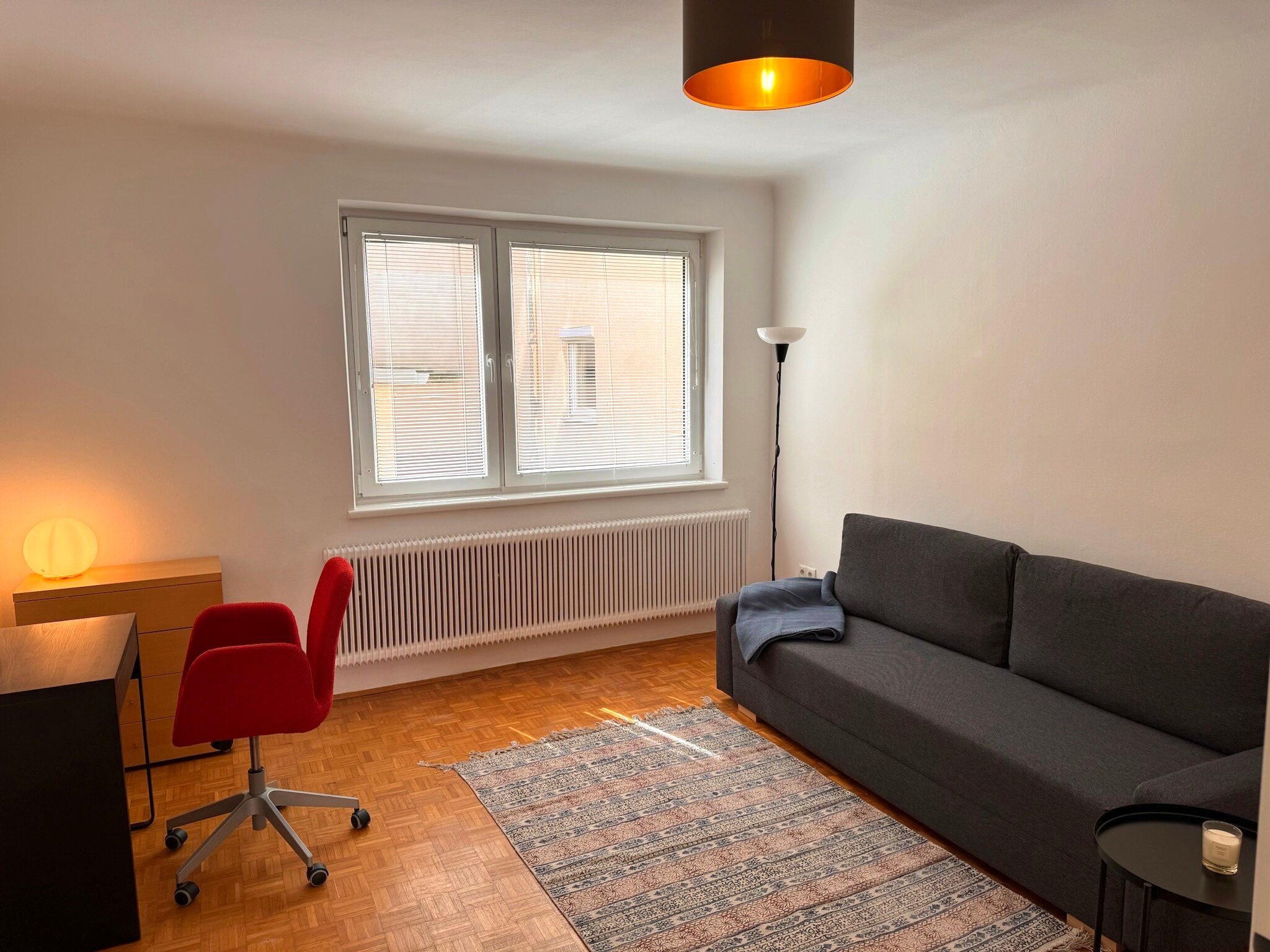 Wohnzimmer mit Arbeitsplatz