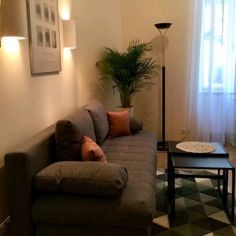 Wohnzimmer mit Bick in den Vorgarten