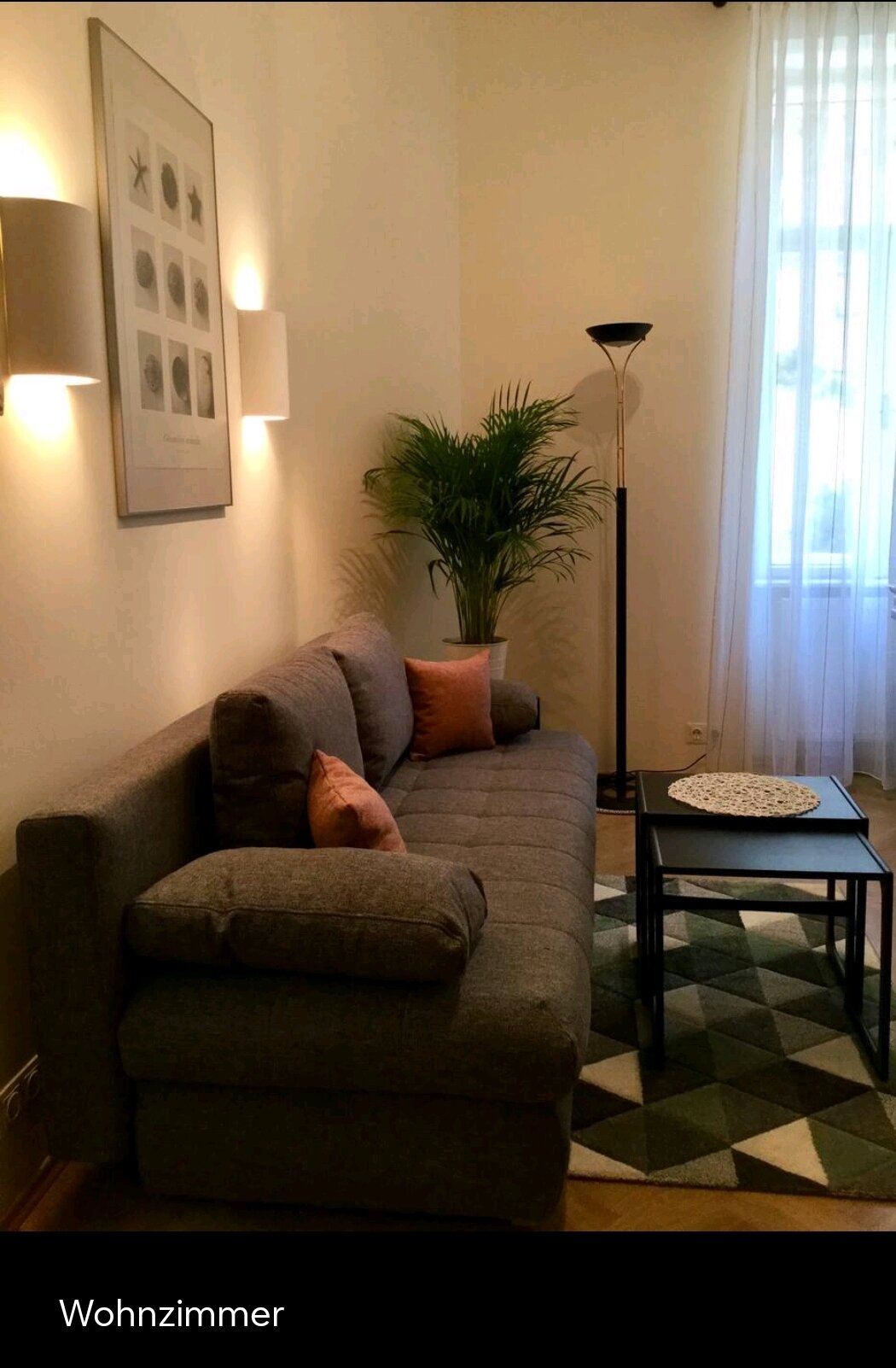 Wohnzimmer mit Bick in den Vorgarten