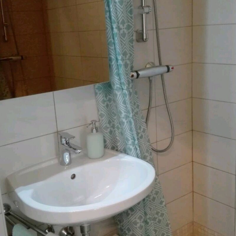 Badezimmer mit Dusche