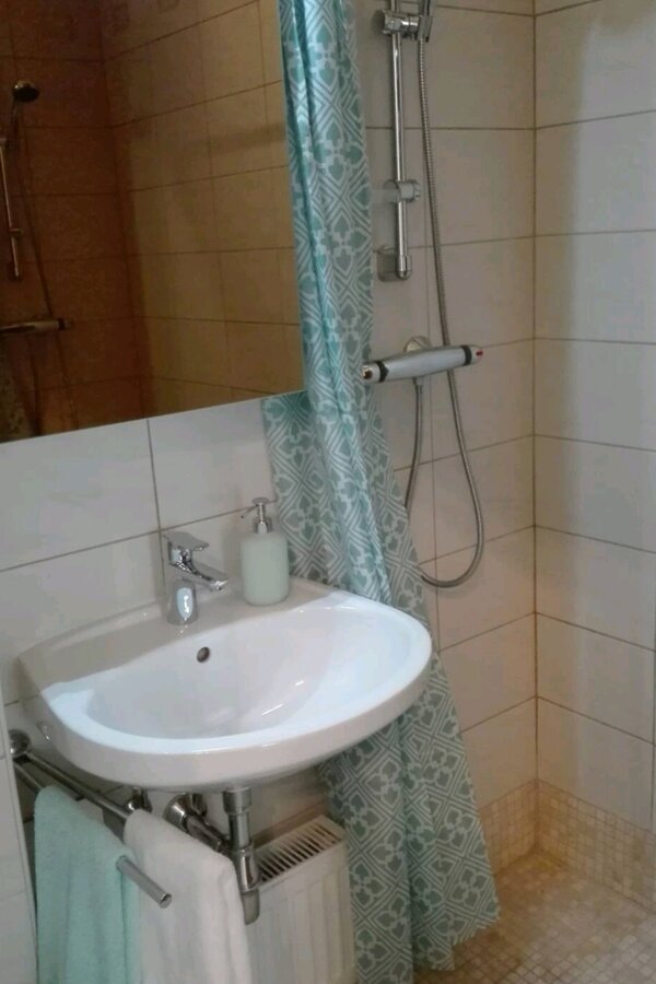 Badezimmer mit Dusche