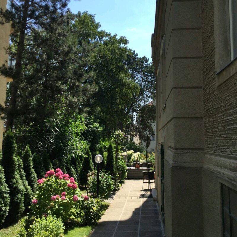 Zum Studio gelangt man durch einen wunderschönen Vorgarten