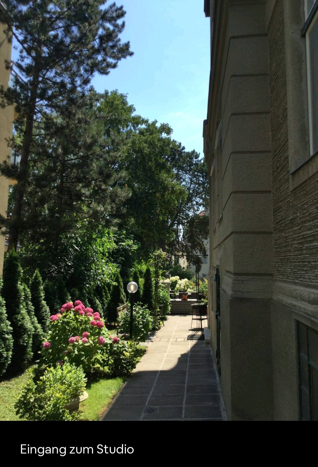 Zum Studio gelangt man durch einen wunderschönen Vorgarten