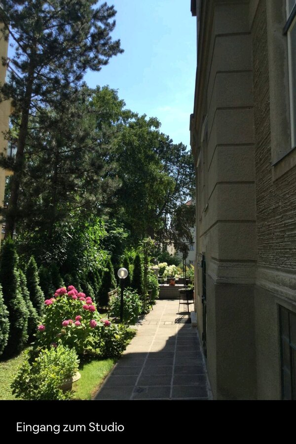 Zum Studio gelangt man durch einen wunderschönen Vorgarten