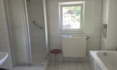 OG. Bad mit Duschkabine und Wanne